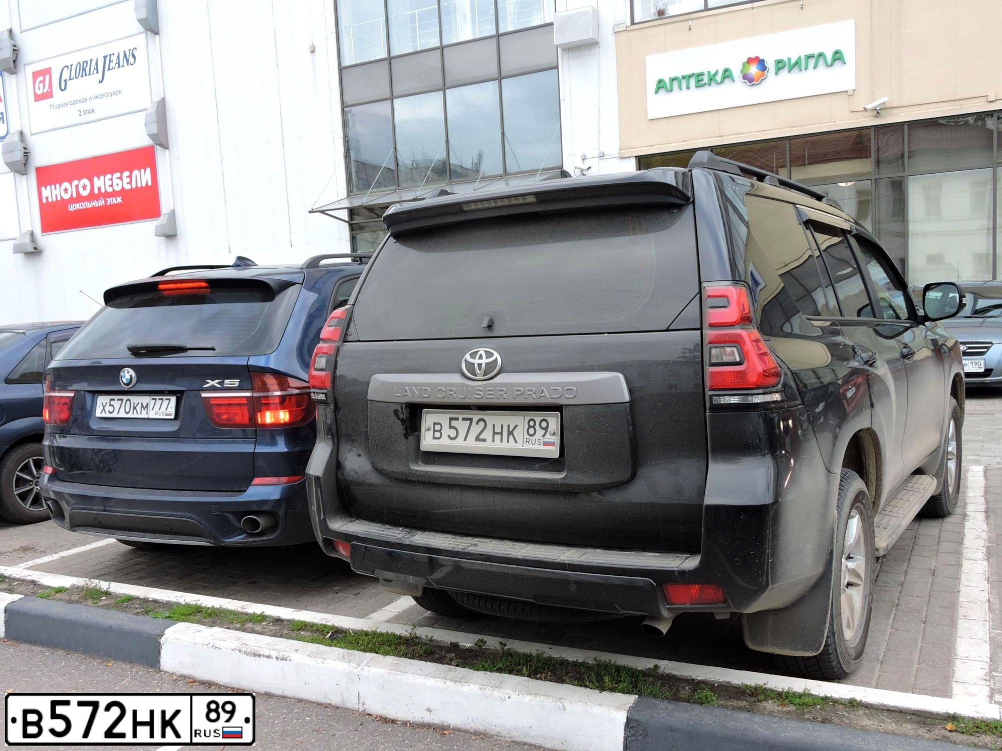 Фото автомобиля TOYOTA LANDCRUISER, 2018 — госномер В572НК89. Цвет: ЧЕРНЫЙ