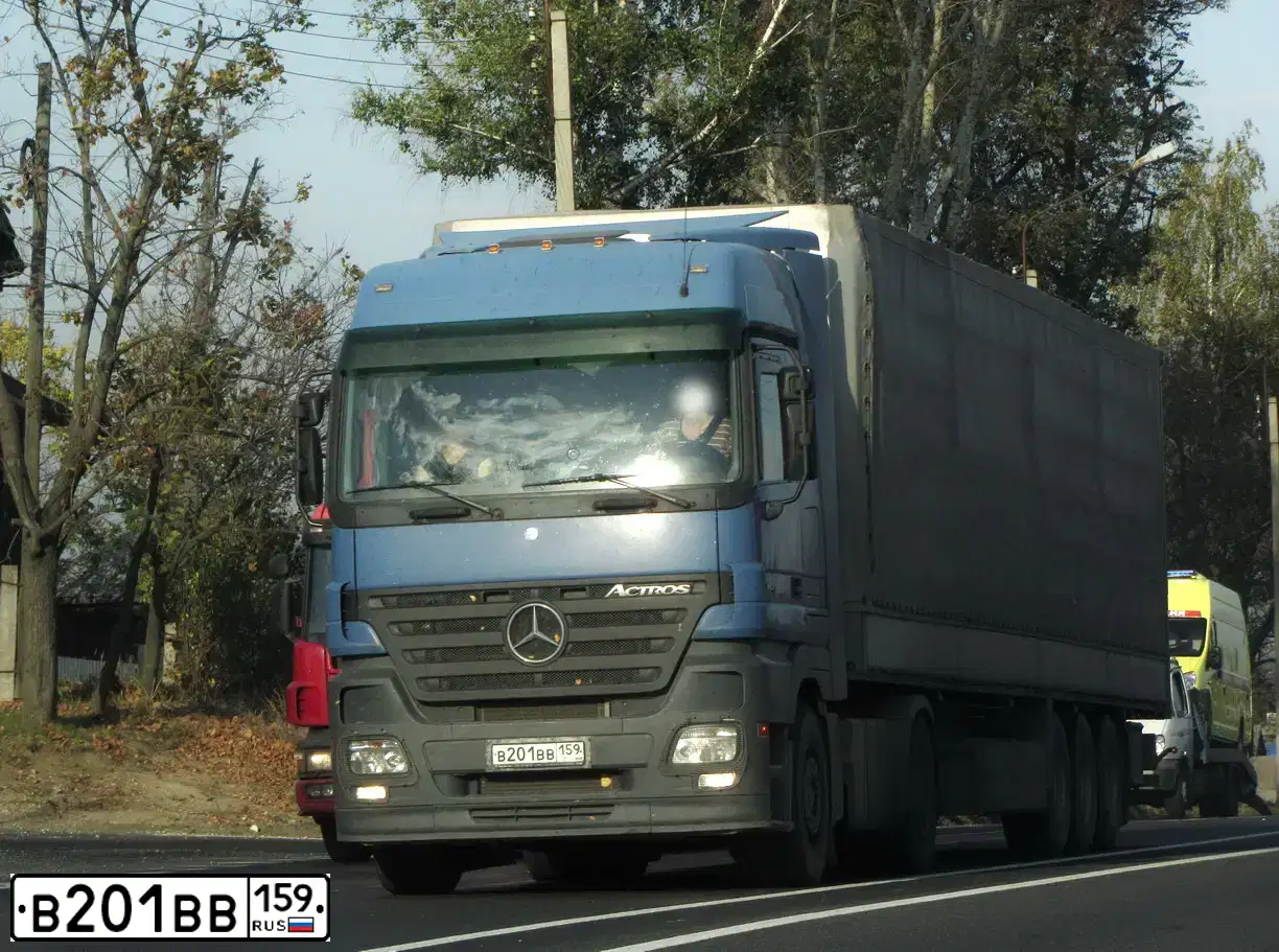 Фото автомобиля MERCEDES-BENZ ACTROS, 2005 — госномер У326ТР33. Цвет: синий