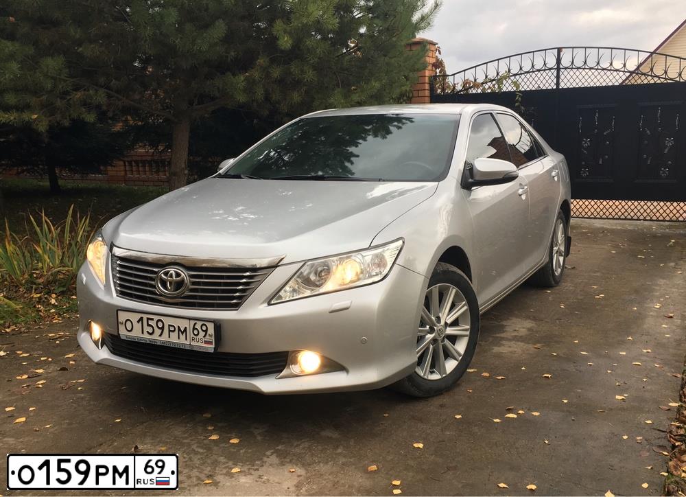 Фото автомобиля TOYOTA CAMRY, 2013 — госномер К976СВ35. Цвет: СЕРЕБРИСТЫЙ МЕТАЛЛИК