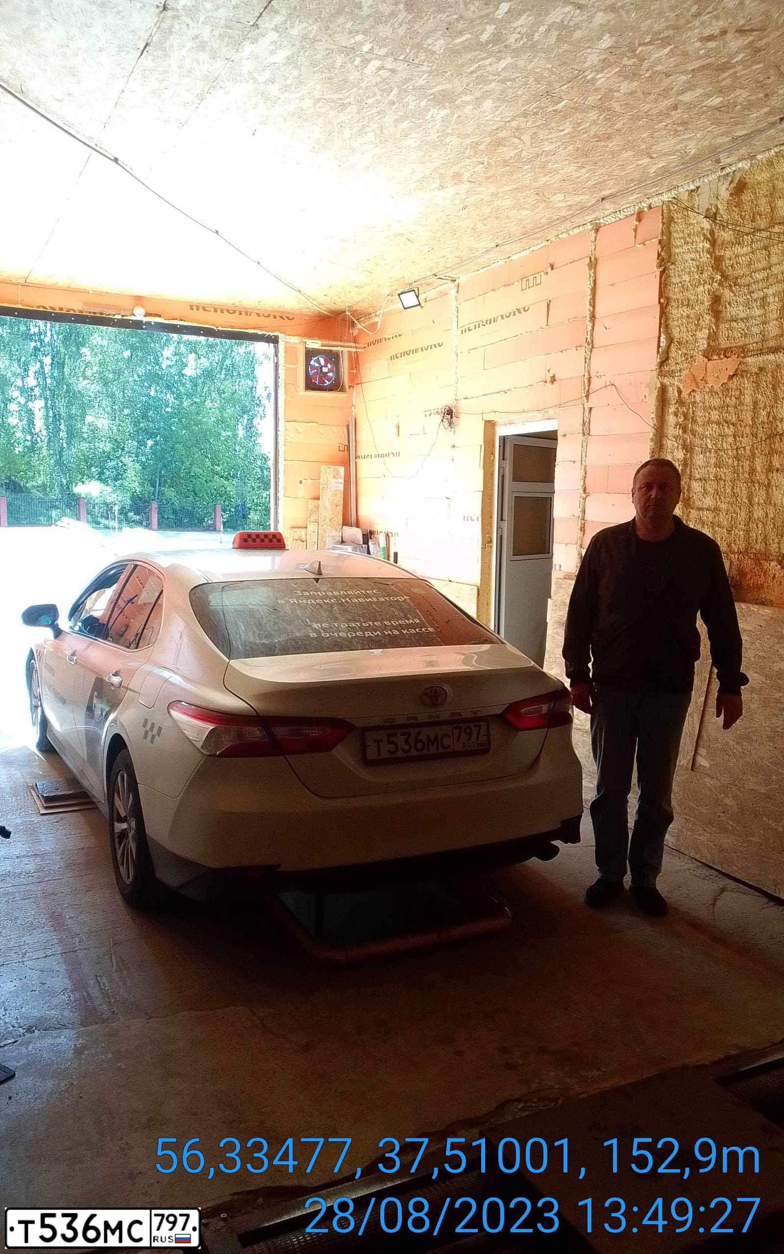 Фото автомобиля TOYOTA CAMRY, 2018 — госномер Т536МС797. Цвет: БЕЛЫЙ-ЖЕЛТЫЙ-СЕРЫЙ