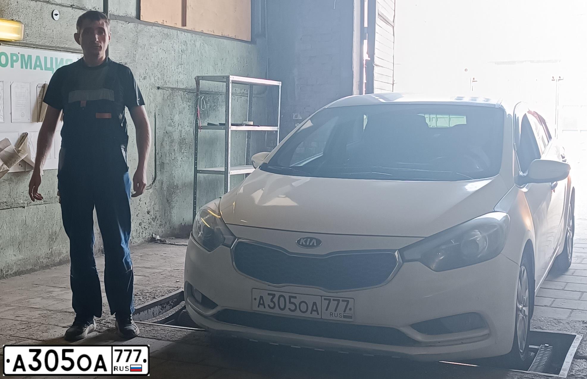 Фото автомобиля KIA CERATO, 2015 — госномер А305ОА777. Цвет: БЕЛЫЙ-ЖЕЛТЫЙ-СЕРЫЙ