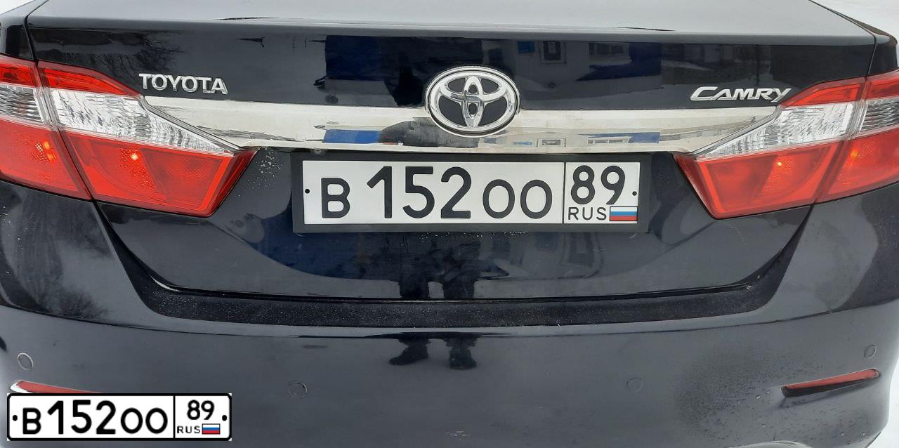 Фото автомобиля TOYOTA CAMRY, 2013 — госномер В152ОО89. Цвет: ЧЕРНЫЙ МЕТАЛЛИК