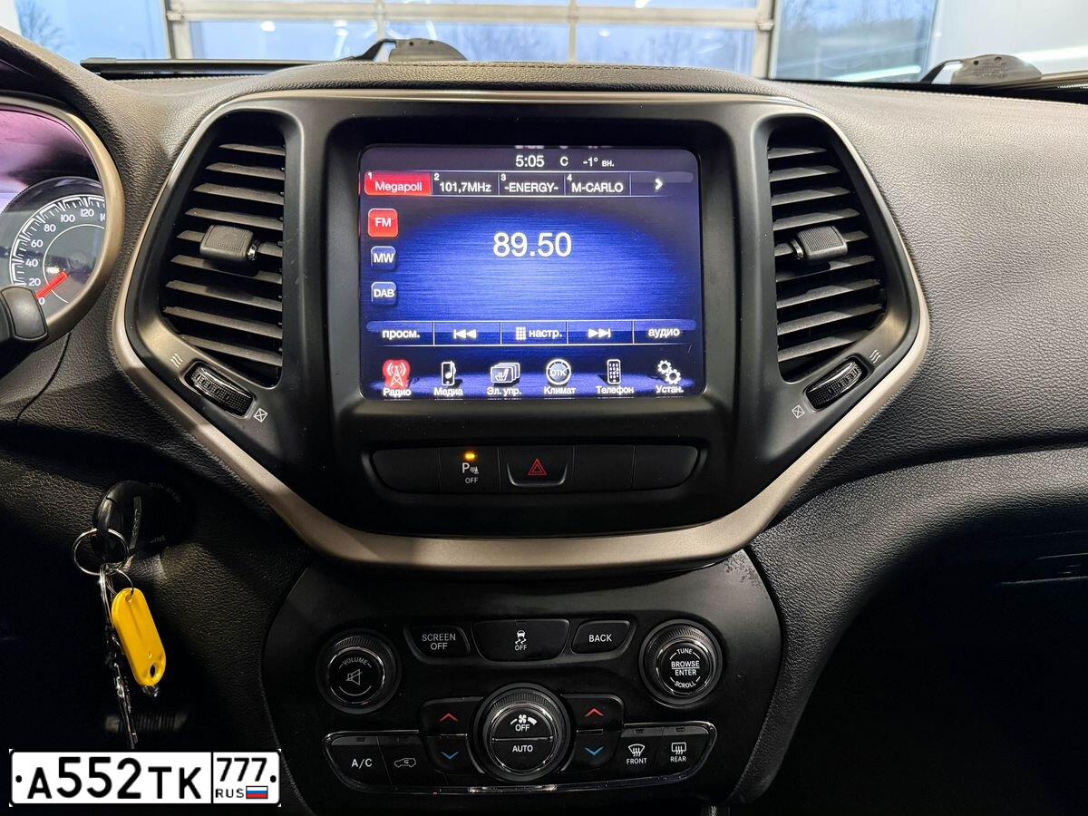 Фото автомобиля JEEP CHEROKEE, 2014 — госномер А552ТК777. Цвет: Белый