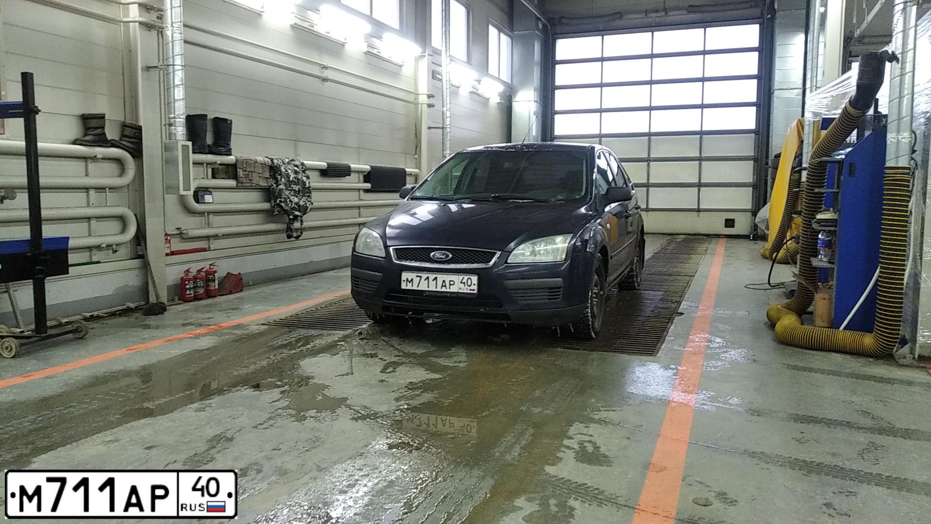 Фото автомобиля FORD FOCUS, 2005 — госномер М711АР40. Цвет: ТЕМНО-СИНИЙ