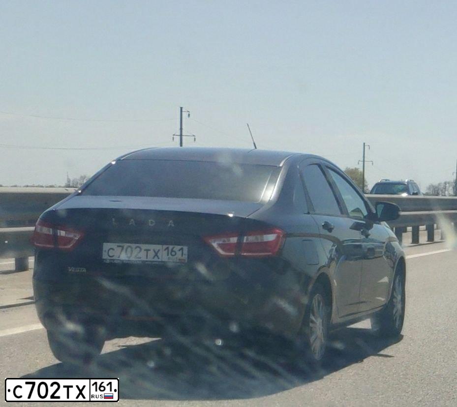 Фото автомобиля LADA VESTA, 2018 — госномер С702ТХ161. Цвет: ЧЕРНЫЙ