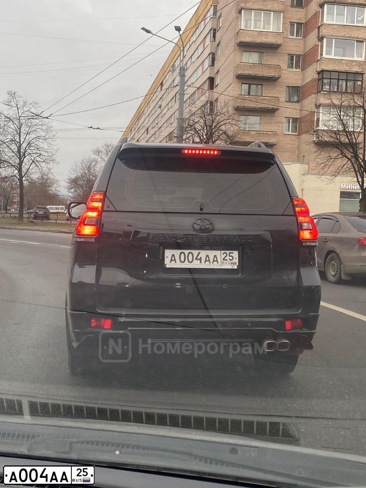 Фото автомобиля INFINITI QX70 /FX/, 2011 — госномер А004АА25. Цвет: Белый