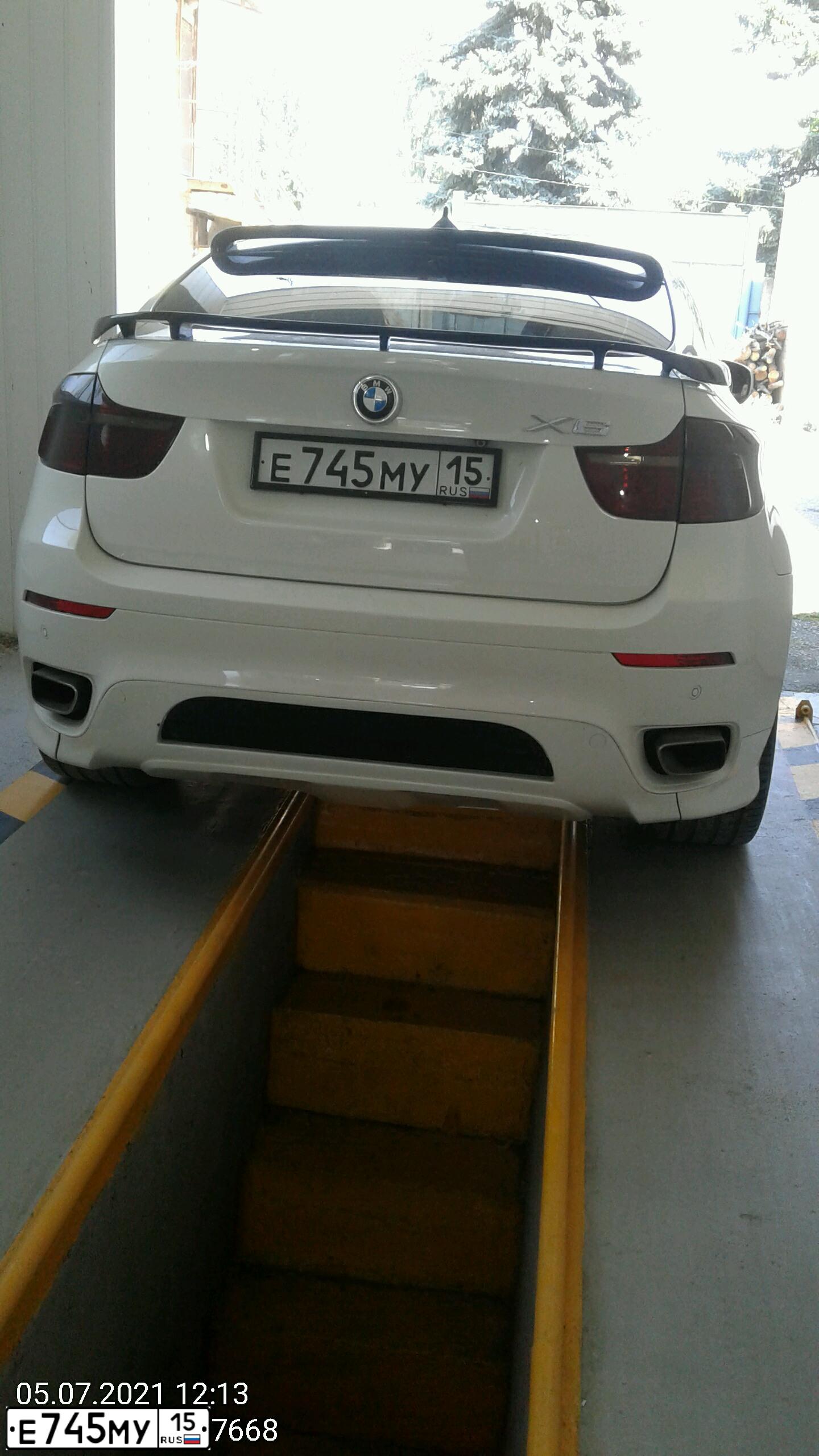Фото автомобиля BMW X6, 2013 — госномер Е745МУ15. Цвет: Белый