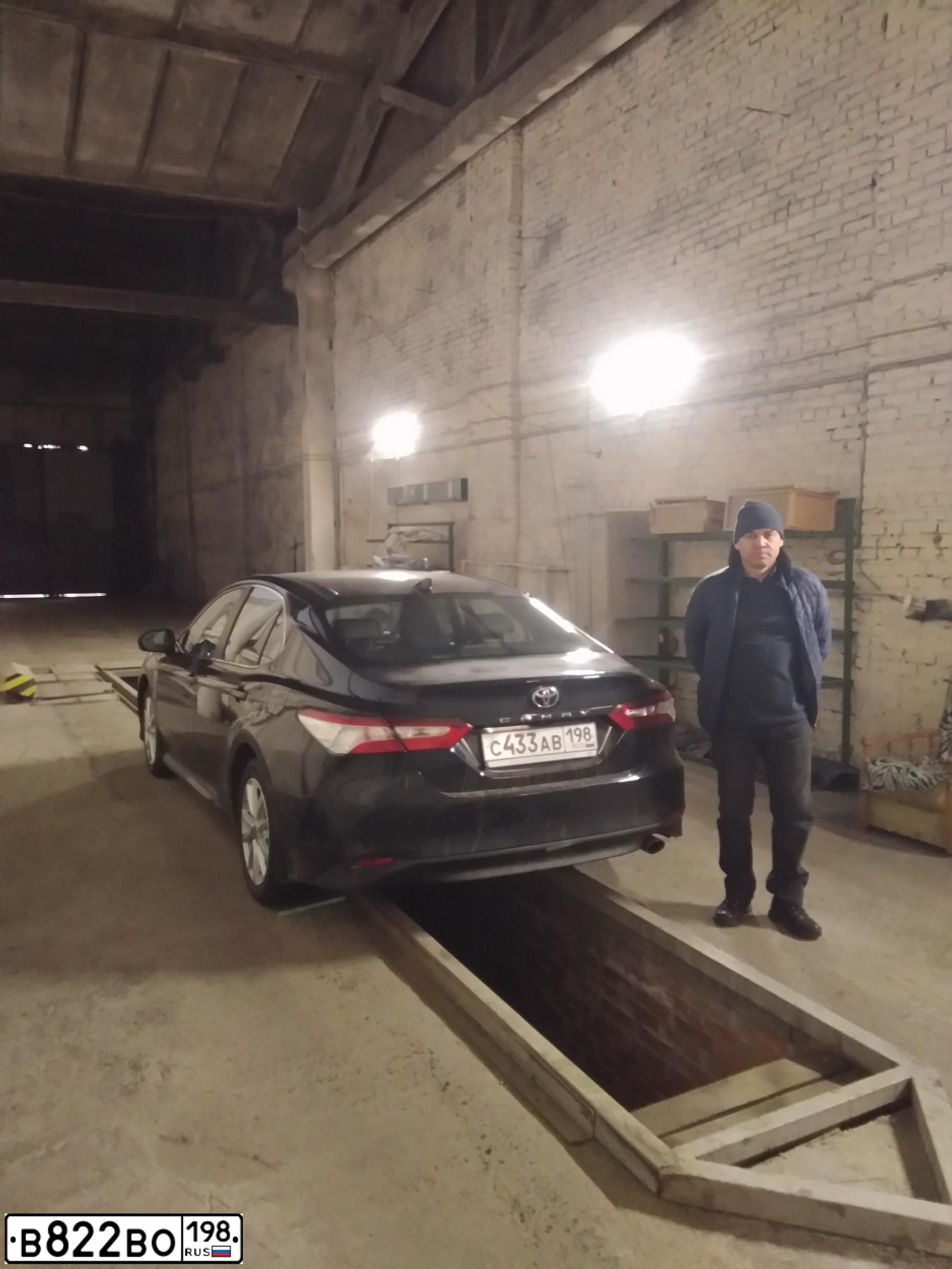 Фото автомобиля TOYOTA CAMRY, 2018 — госномер В822ВО198. Цвет: ЧЕРНЫЙ МЕТАЛЛИК