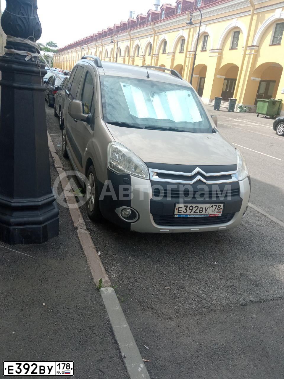 Фото автомобиля CITROEN BERLINGO, 2011 — госномер Е392ВУ178. Цвет: ПЕСОЧНЫЙ