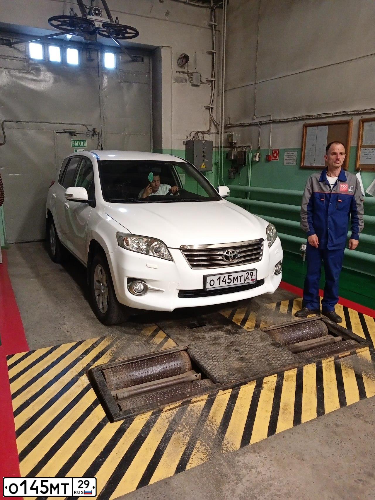 Фото автомобиля TOYOTA RAV4, 2011 — госномер Е646АА29. Цвет: Белый