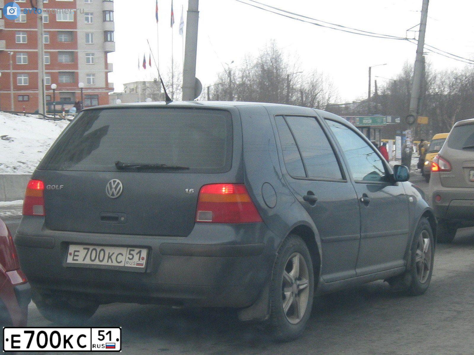 Фото автомобиля VOLKSWAGEN GOLF, 2000 — госномер Е700КС51. Цвет: СЕРЫЙ