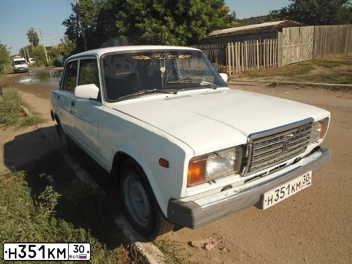 Фото автомобиля LADA 2107, 2005 — госномер Н351КМ30. Цвет: ЯРКО-БЕЛЫЙ