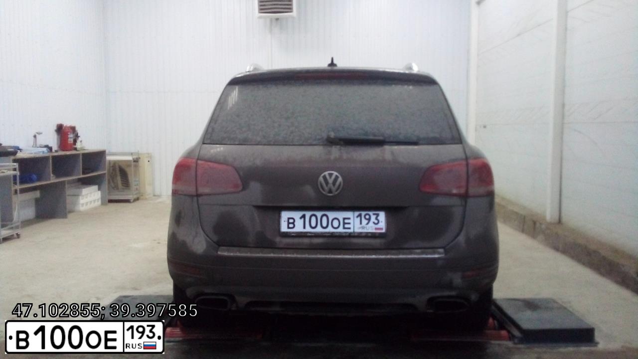 Фото автомобиля VOLKSWAGEN TOUAREG, 2011 — госномер Х702АВ185. Цвет: Коричневый