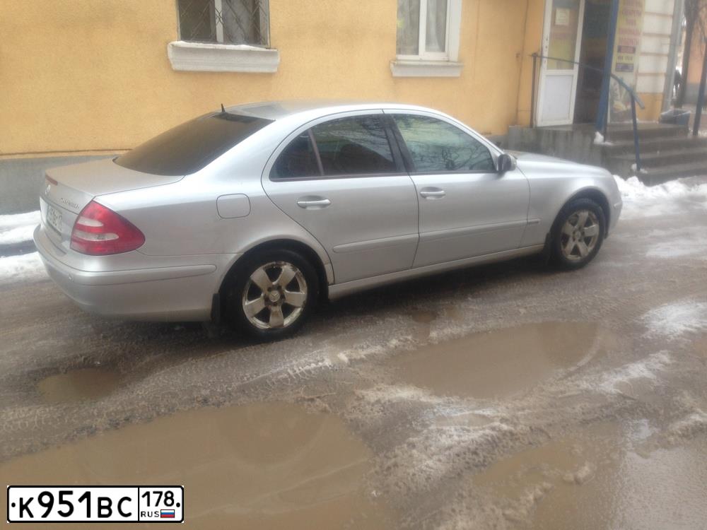 Фото автомобиля MERCEDES E-KLASSE, 2004 — госномер К951ВС178. Цвет: Серебристый