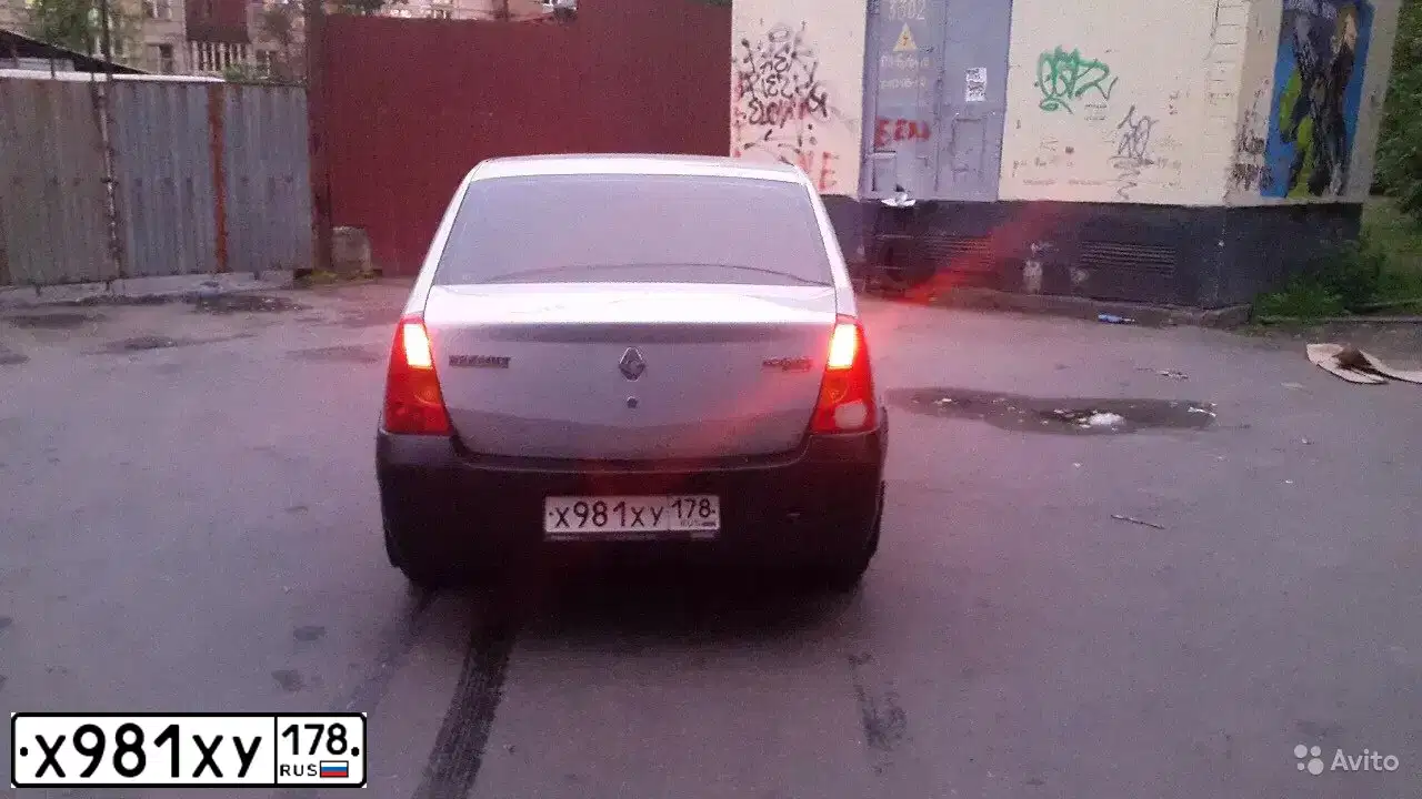 Фото автомобиля RENAULT LOGAN, 2005 — госномер Н015ОУ15. Цвет: СЕРЫЙ