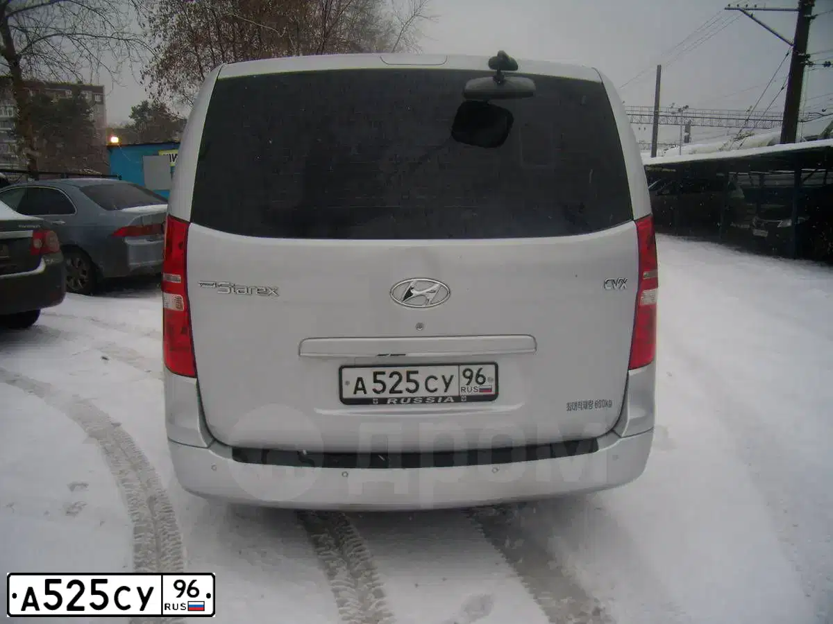 Фото автомобиля HYUNDAI GRAND STAREX, 2008 — госномер У660КУ72. Цвет: СЕРЫЙ