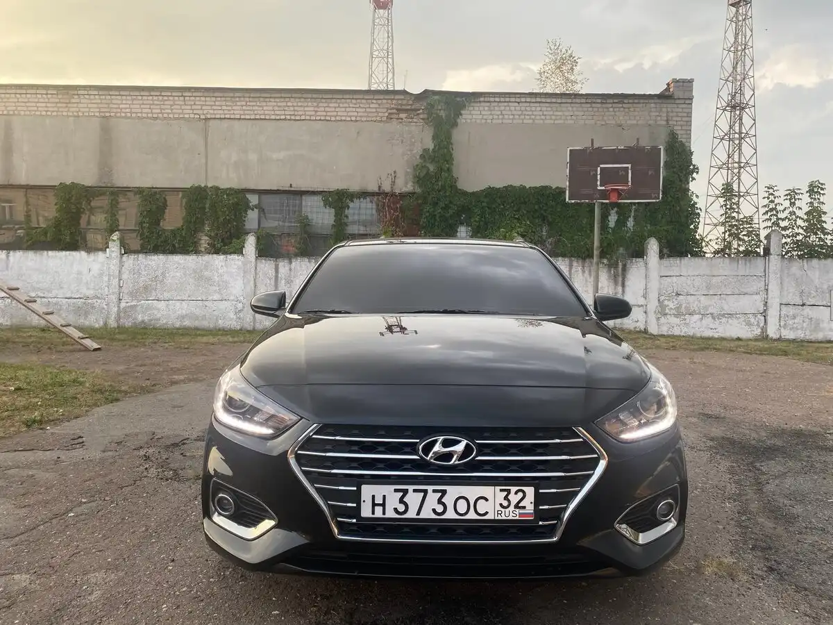 Фото автомобиля HYUNDAI SOLARIS, 2018 — госномер Н373ОС32. Цвет: ЧЕРНЫЙ