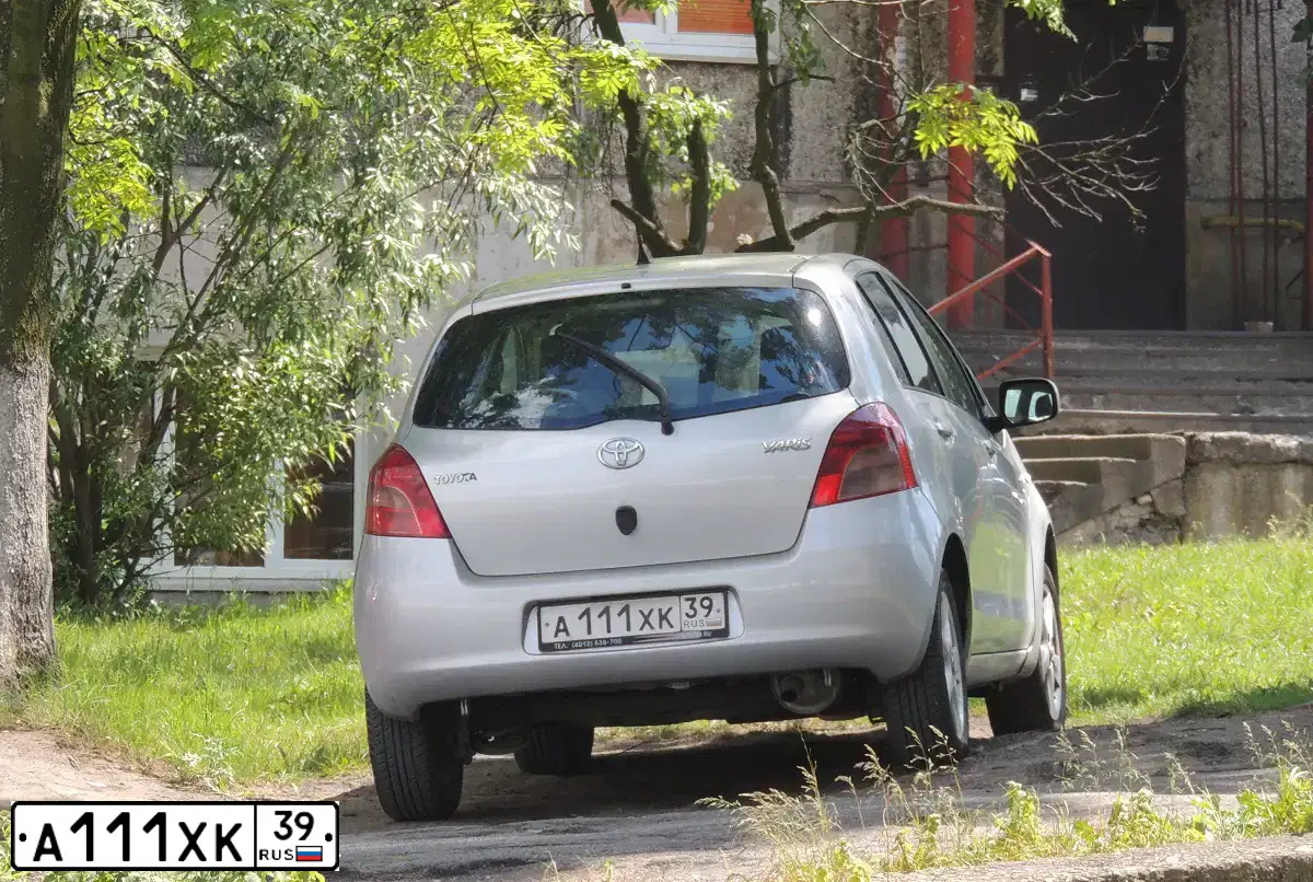 Фото автомобиля TOYOTA YARIS, 2006 — госномер А111ХК39. Цвет: СЕРЕБРИСТЫЙ