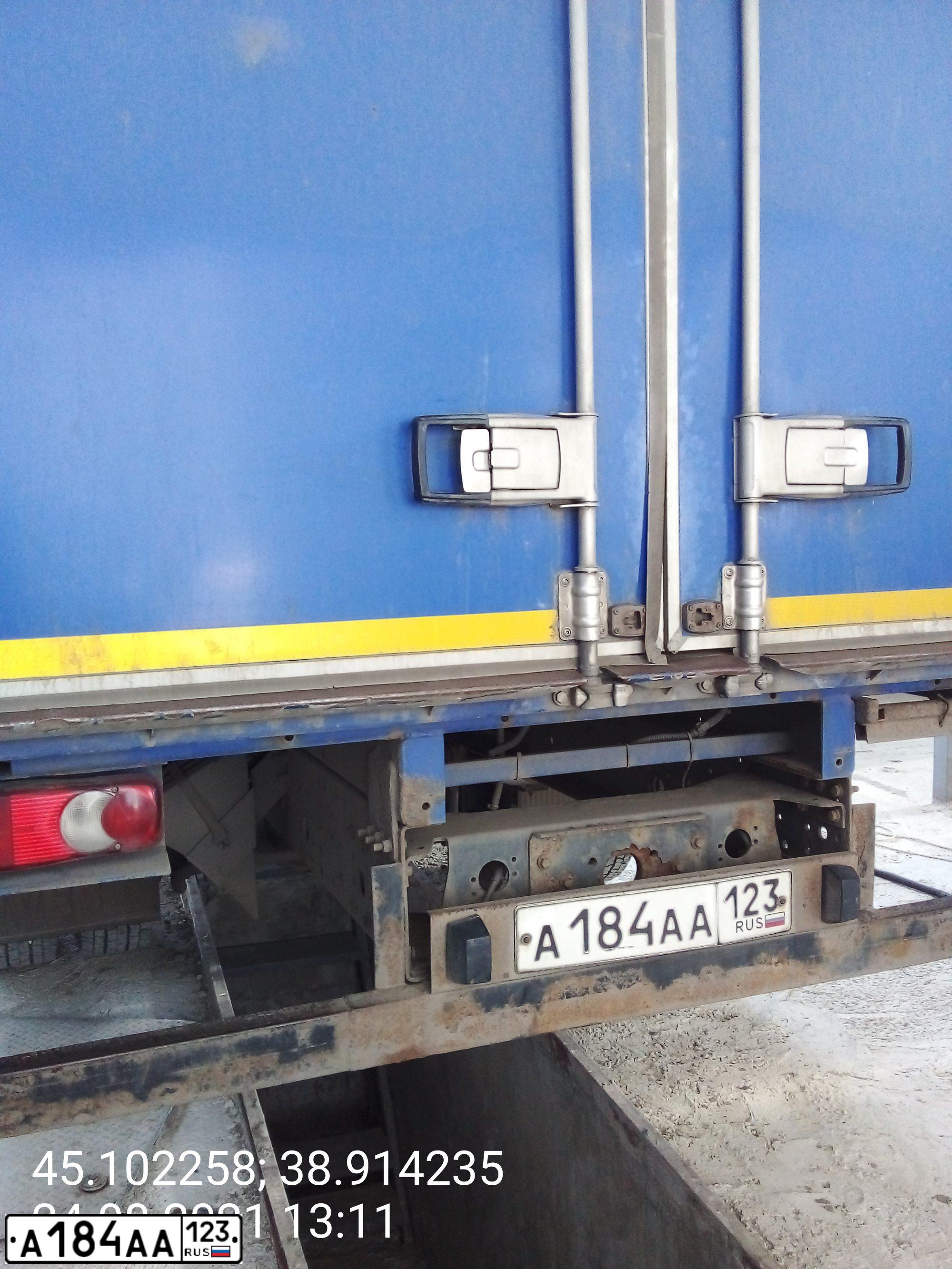 Фото автомобиля ZIL L 433362 4X2 CHASSIS, 2001 — госномер А183АА123. Цвет: СИНИЙ