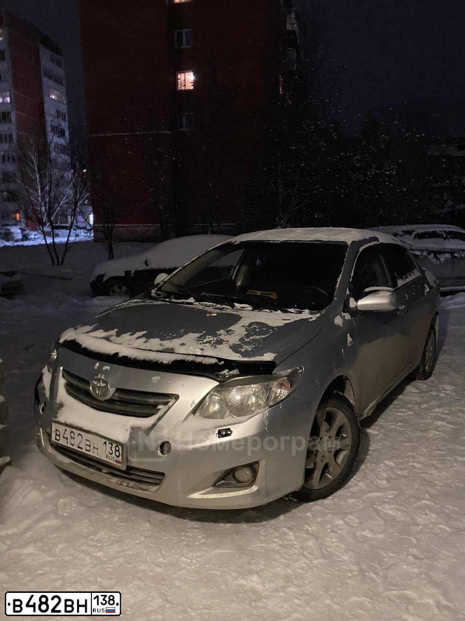 Фото автомобиля TOYOTA COROLLA, 2008 — госномер В482ВН138. Цвет: серебристый