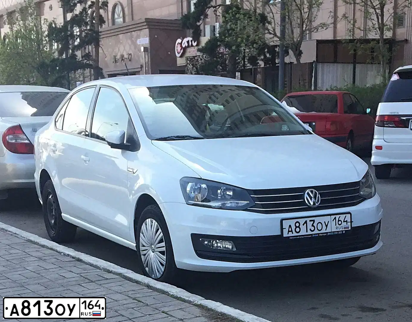 Фото автомобиля VOLKSWAGEN POLO, 2016 — госномер А813ОУ164. Цвет: Белый