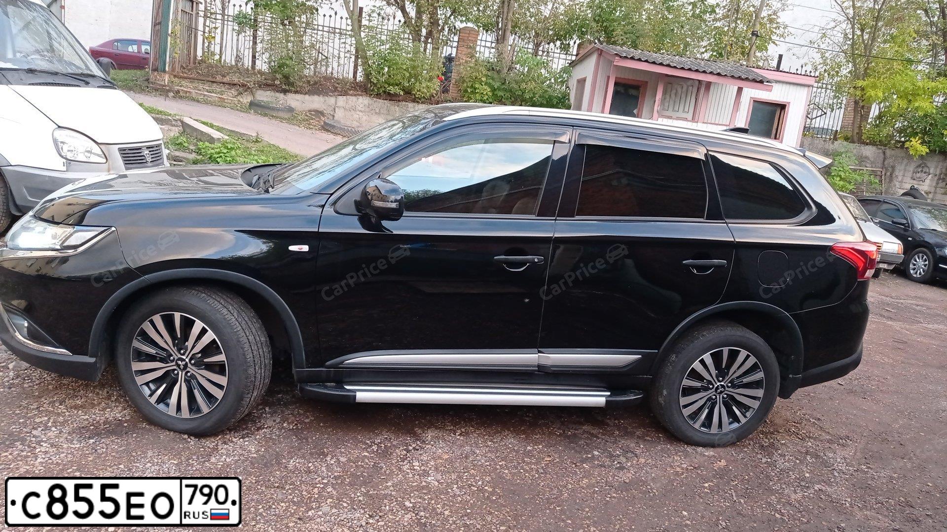 Фото автомобиля MITSUBISHI OUTLANDER, 2020 — госномер О587ТР124. Цвет: ЧЕРНЫЙ