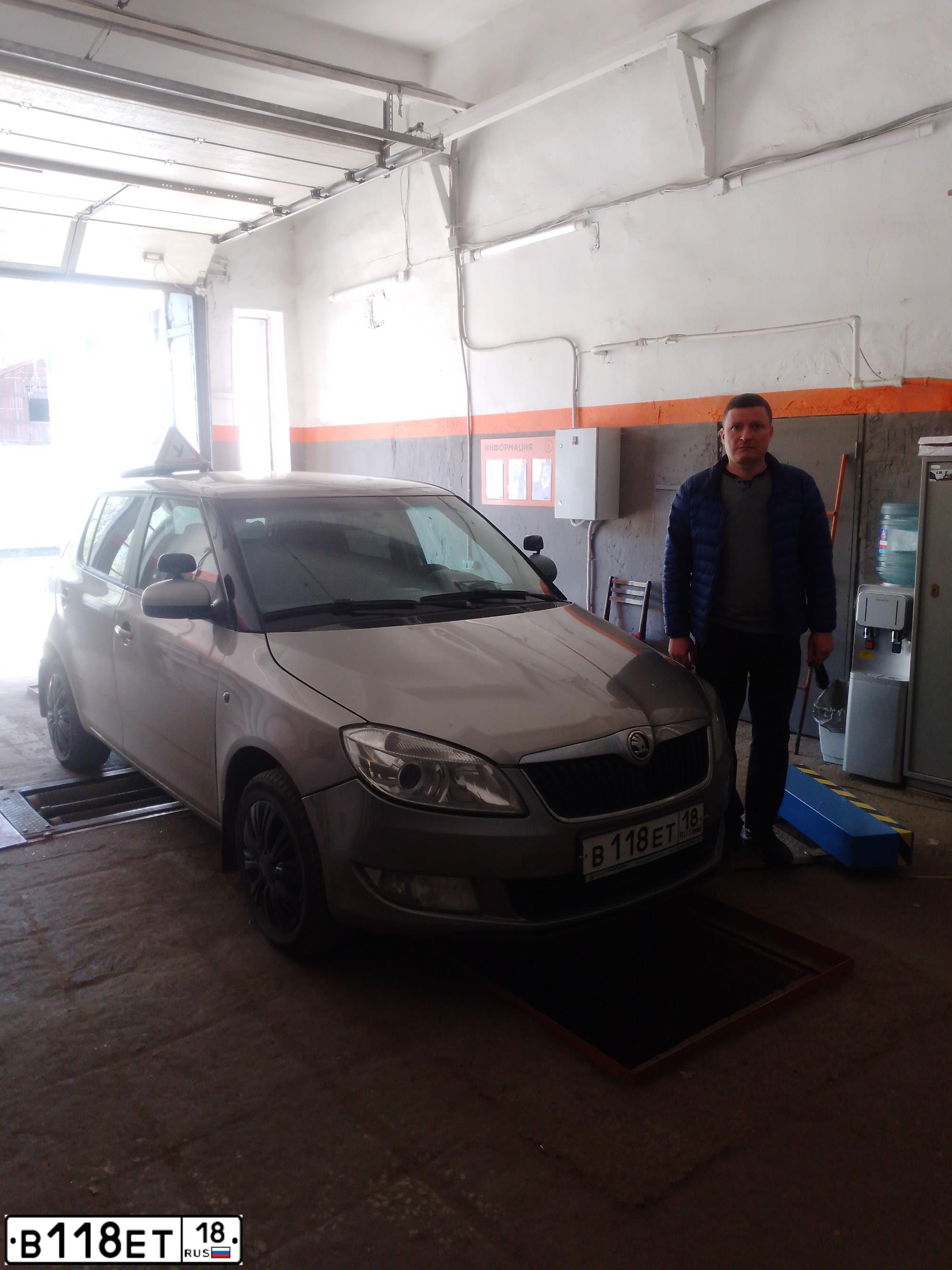 Фото автомобиля SKODA FABIA, 2013 — госномер В118ЕТ18. Цвет: БЕЖЕВЫЙ