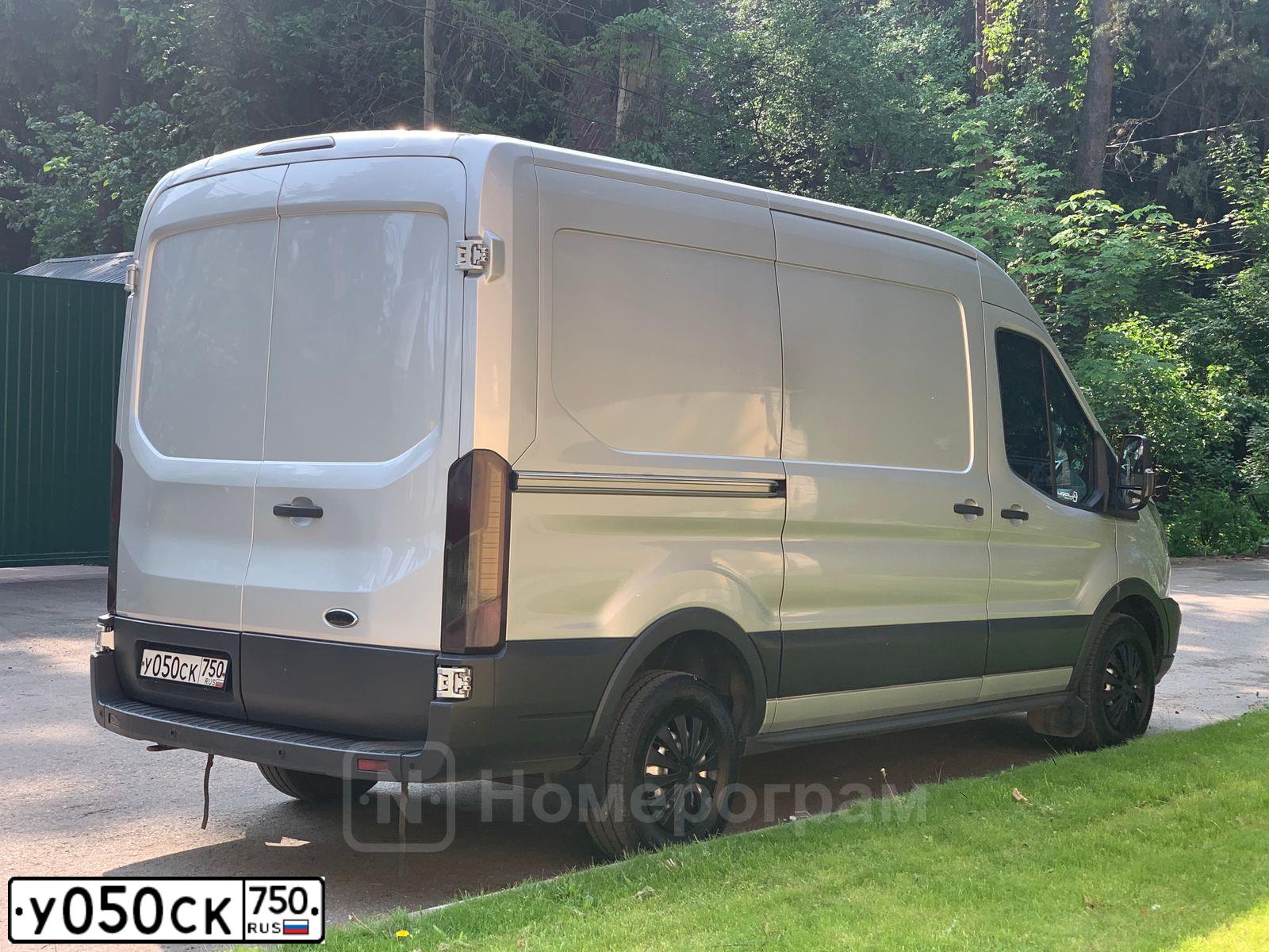 Фото автомобиля FORD TRANSIT, 2017 — госномер У050СК750. Цвет: Серебристый