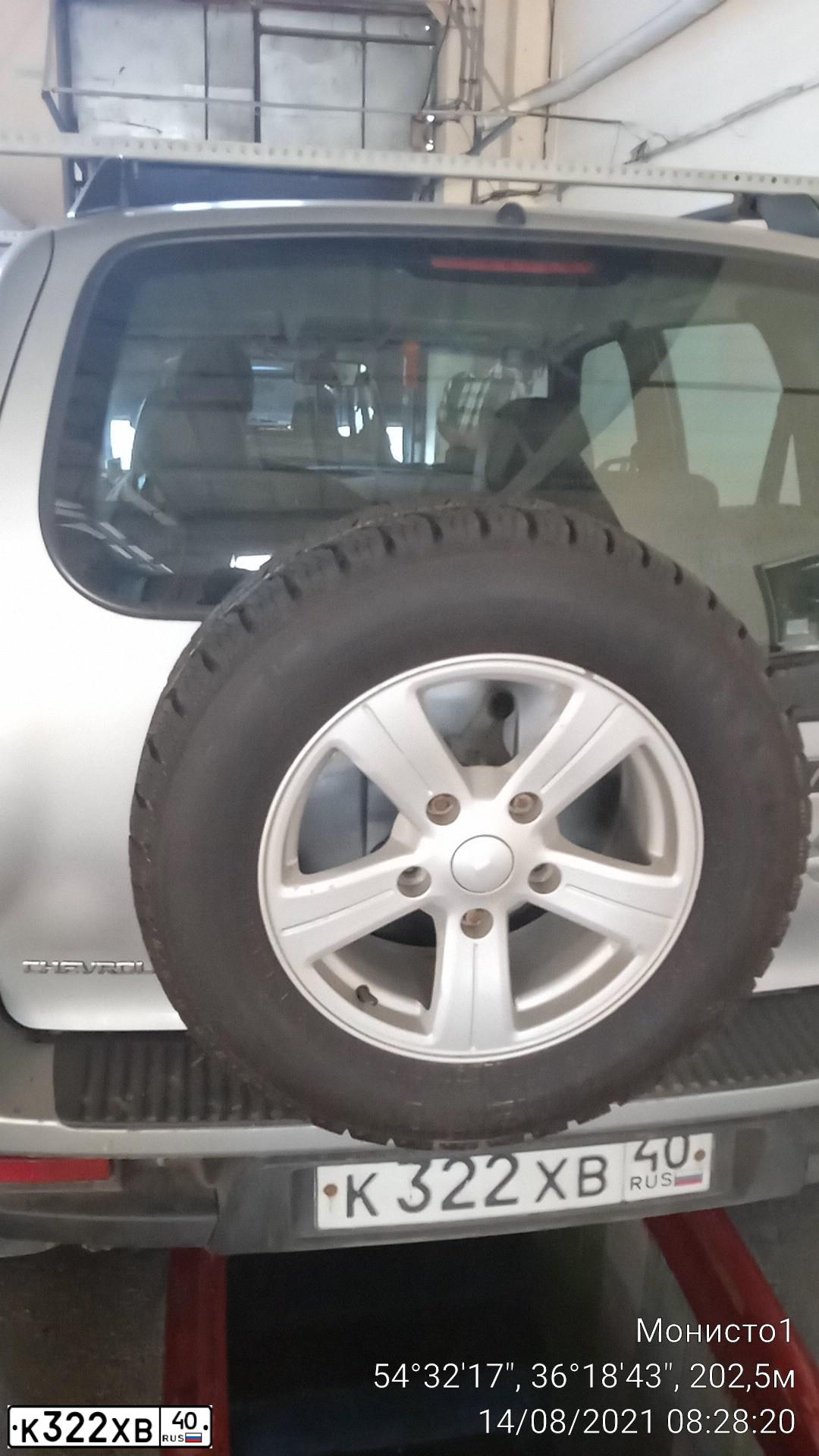 Фото автомобиля CHEVROLET NIVA, 2009 — госномер К322ХВ40. Цвет: СВЕТЛО-СЕРЕБРИСТЫЙ МЕТАЛЛИК