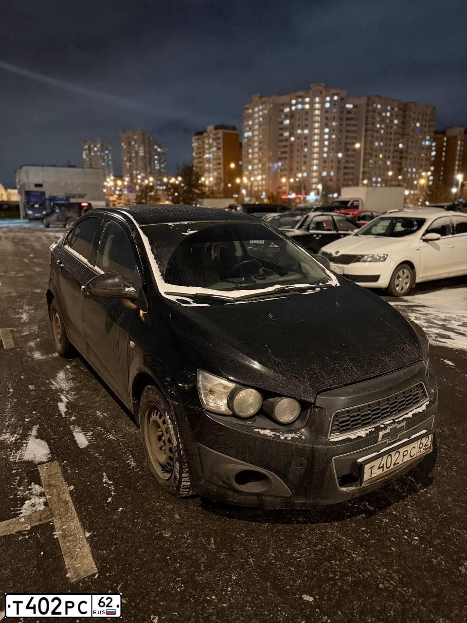 Фото автомобиля CHEVROLET AVEO, 2013 — госномер Т402РС62. Цвет: ЧЕРНЫЙ