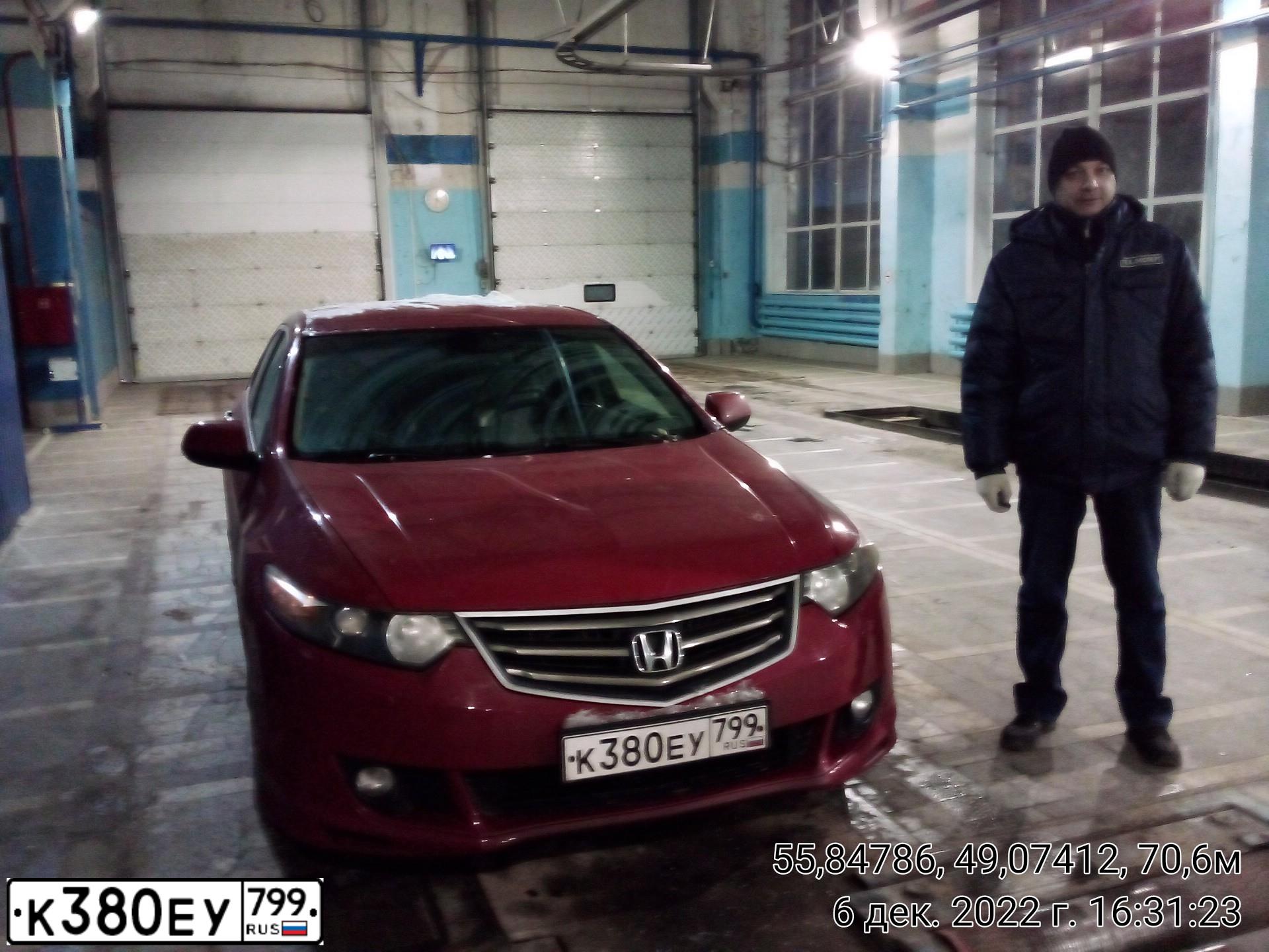 Фото автомобиля HONDA ACCORD, 2008 — госномер М412КТ716. Цвет: Красный