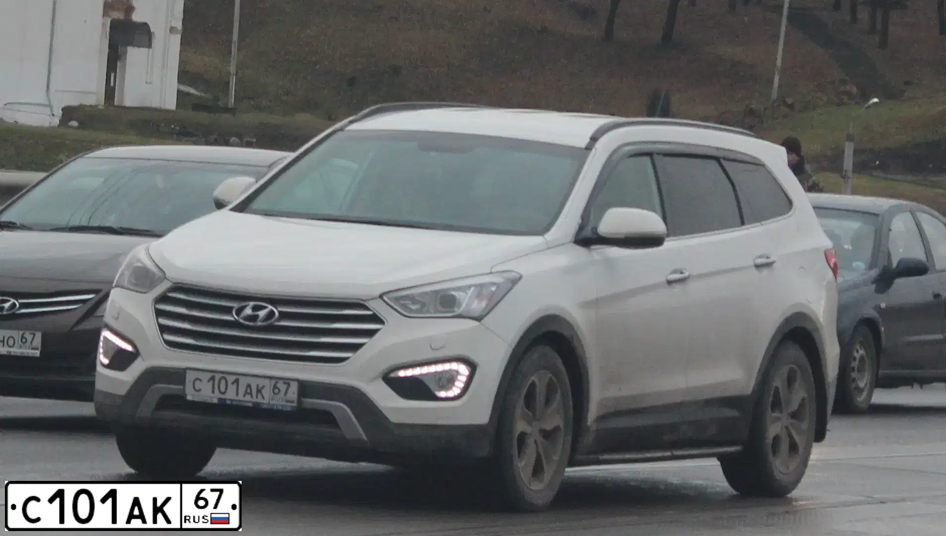 Фото автомобиля HYUNDAI I SANTA FE, 2019 — госномер С101АК67. Цвет: БЕЛЫЙ