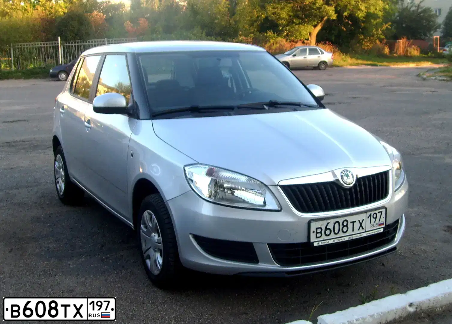 Фото автомобиля SKODA FABIA, 2012 — госномер О557СА44. Цвет: СВЕТЛО-СЕРЫЙ