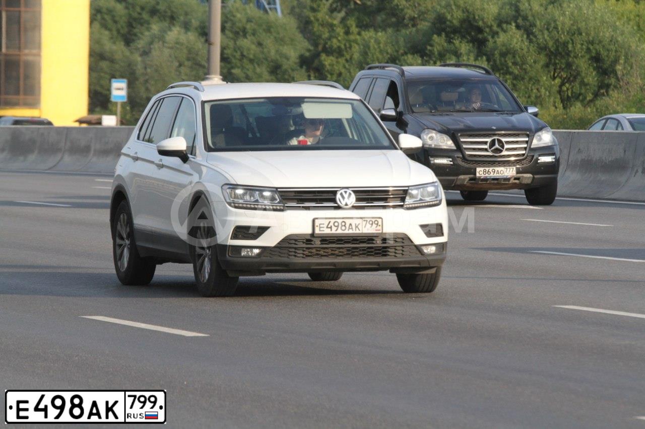 Фото автомобиля VOLKSWAGEN TIGUAN, 2017 — госномер Е498АК799. Цвет: БЕЛЫЙ