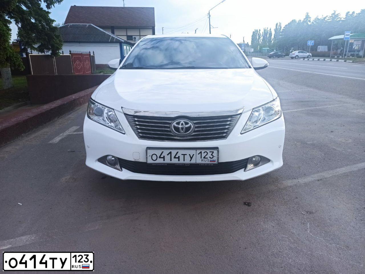 Фото автомобиля TOYOTA CAMRY, 2014 — госномер О710УУ123. Цвет: Белый