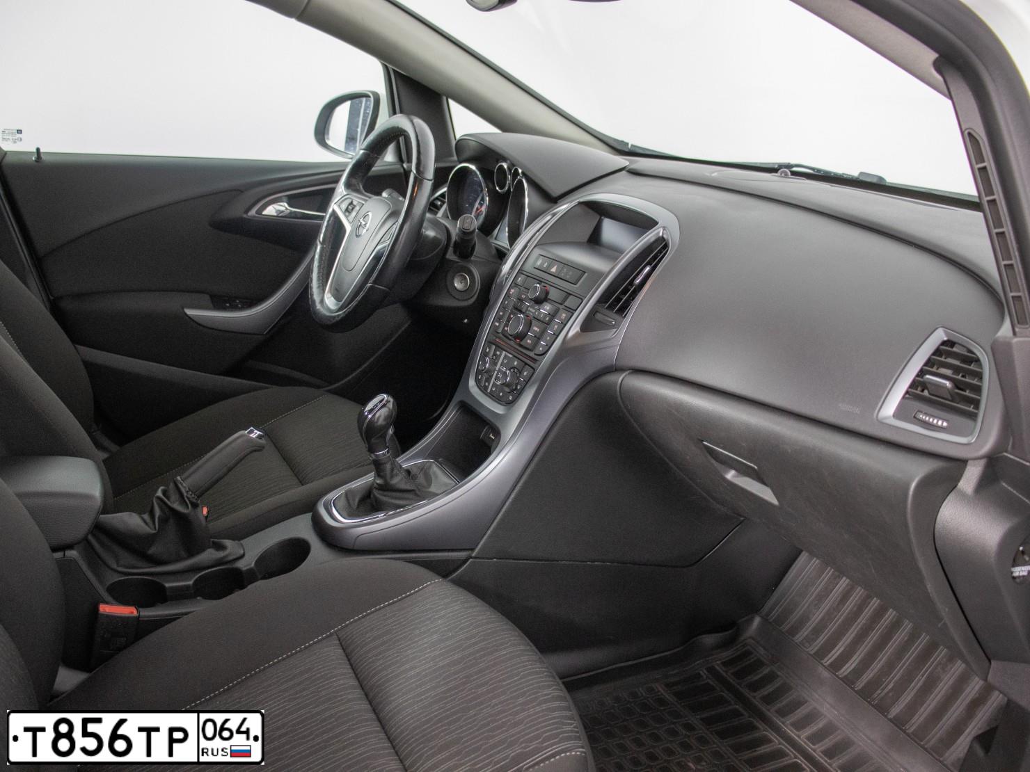 Фото автомобиля OPEL ASTRA, 2014 — госномер Т856ТР64. Цвет: БЕЛЫЙ