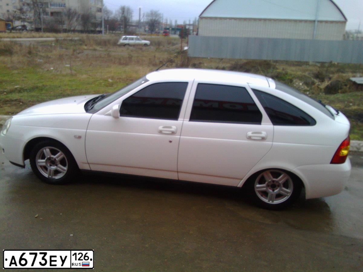 Фото автомобиля LADA 2172 PRIORA, 2009 — госномер Р726РМ26. Цвет: Белый