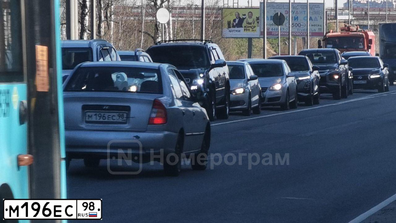 Фото автомобиля HYUNDAI ACCENT, 2006 — госномер Р732КС198. Цвет: Серебристый