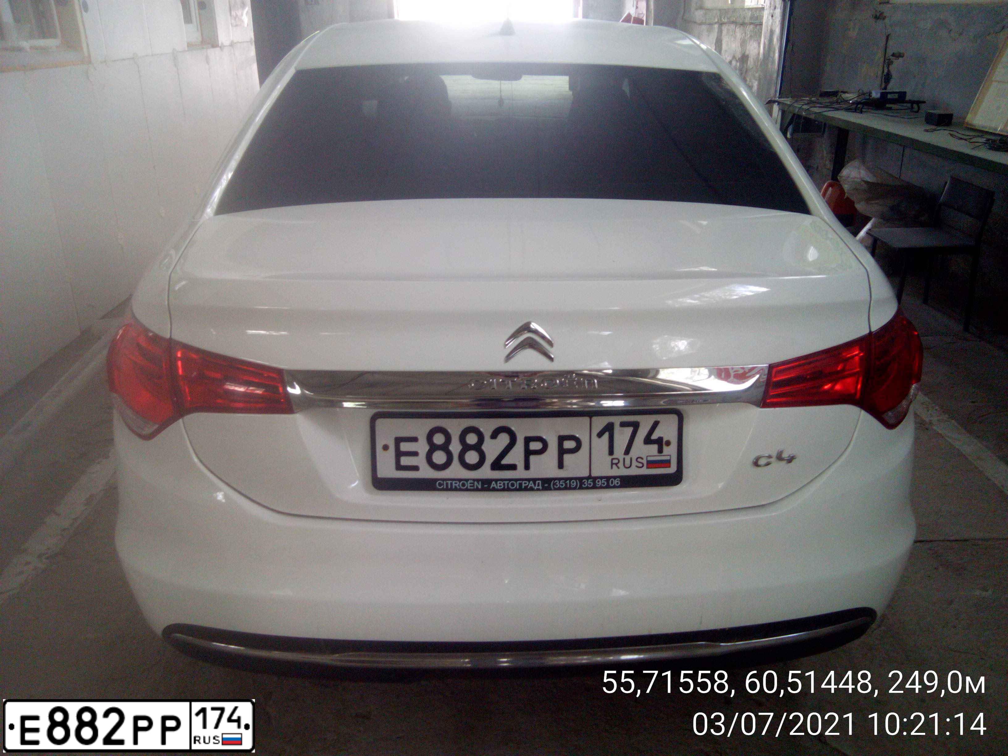 Фото автомобиля CITROEN C4, 2013 — госномер Е882РР174. Цвет: БЕЛЫЙ