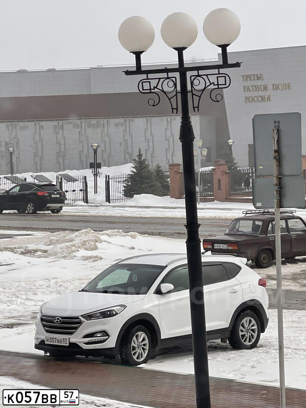 Фото автомобиля HYUNDAI TUCSON, 2015 — госномер Т585УС57. Цвет: Белый