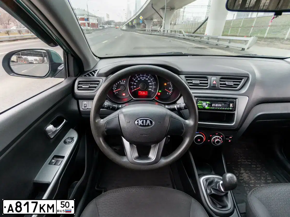 Фото автомобиля KIA RIO, 2013 — госномер А817КМ50. Цвет: ЗЕЛЕНЫЙ СВЕТЛЫЙ