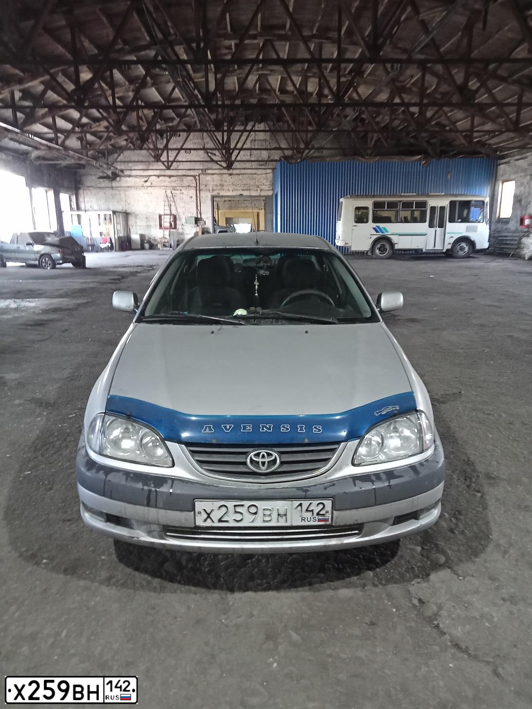 Фото автомобиля TOYOTA AVENSIS, 2001 — госномер В425УС40. Цвет: Серебристый