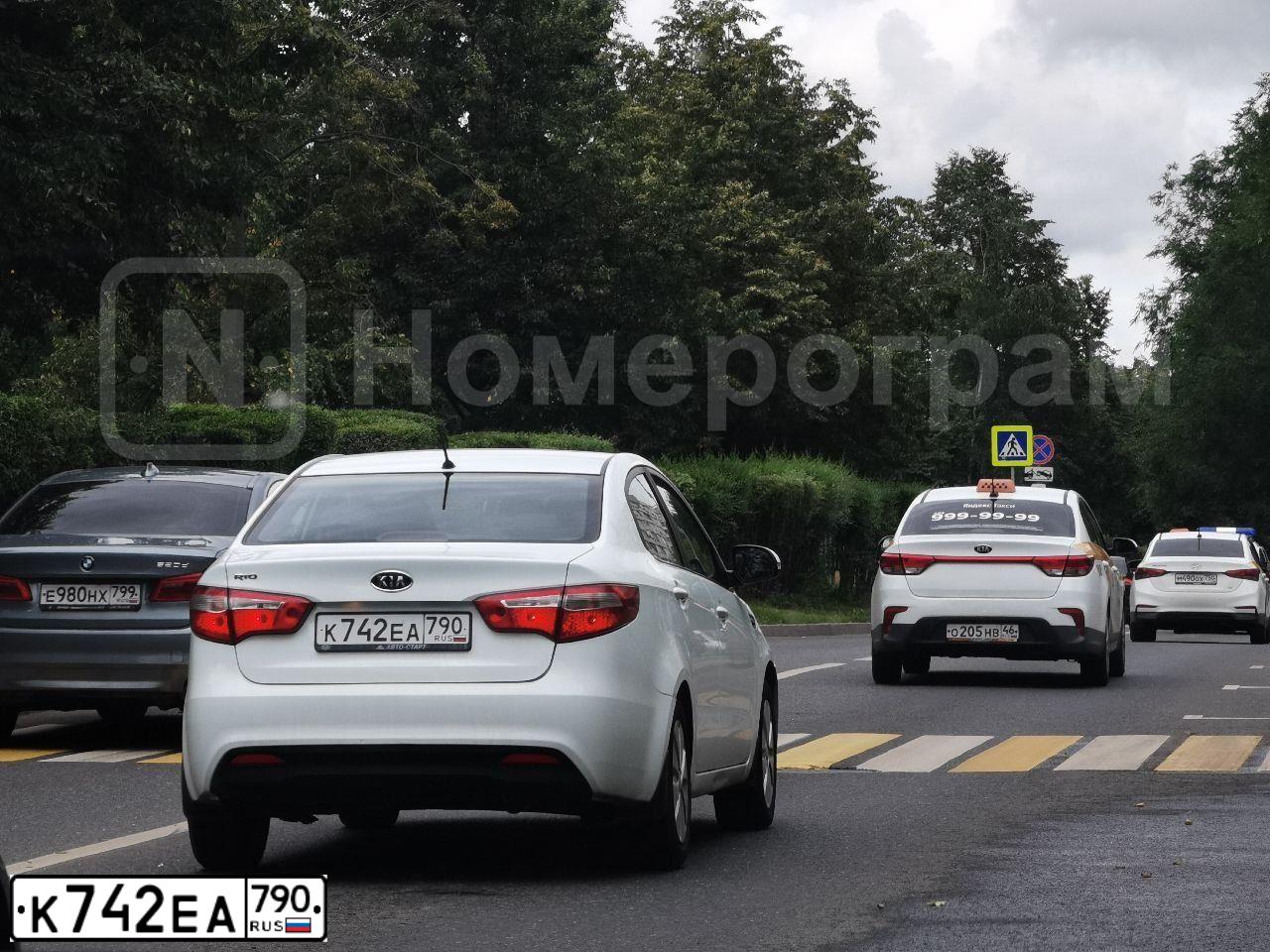 Фото автомобиля KIA RIO, 2011 — госномер Р700УС790. Цвет: Белый