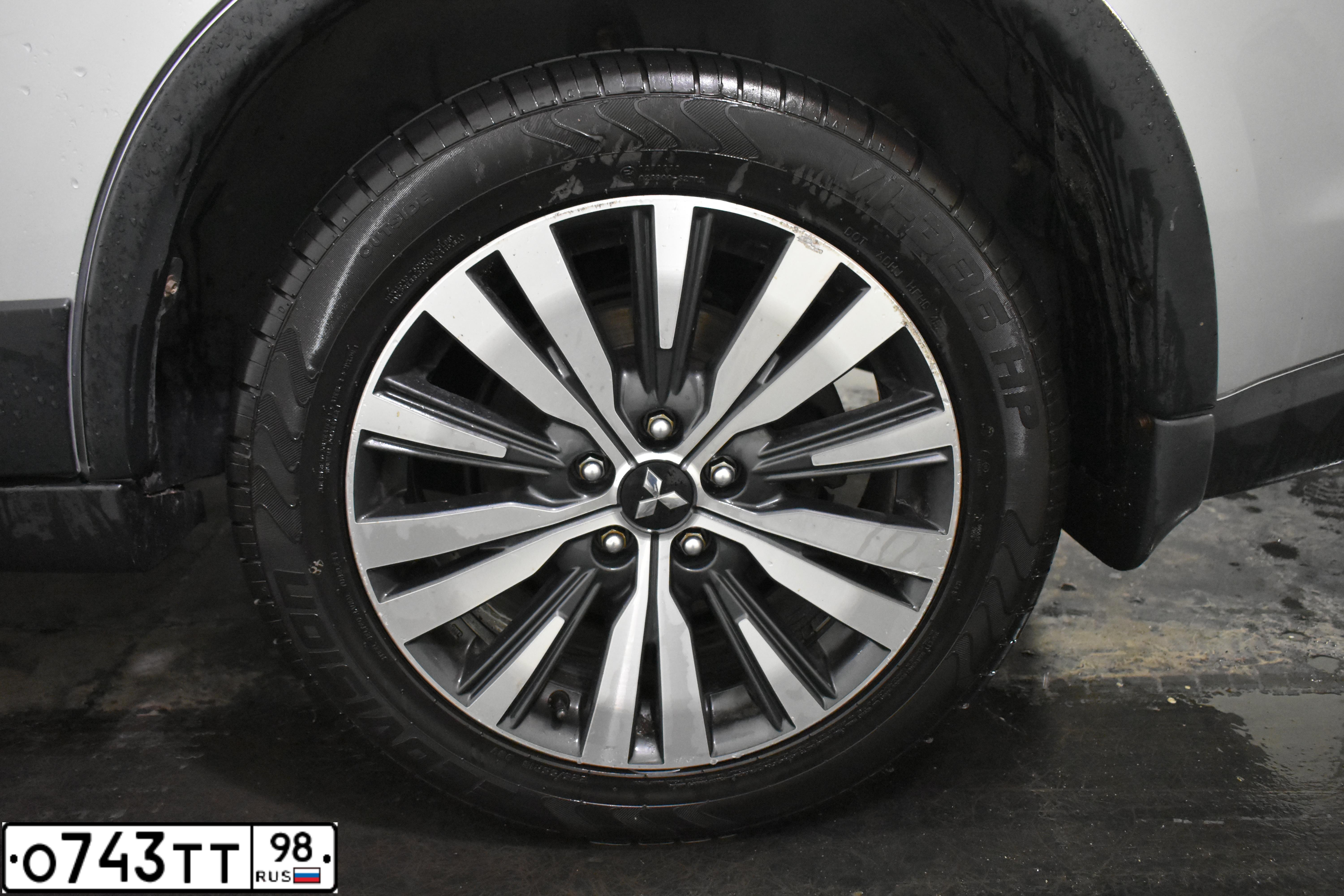 Фото автомобиля MITSUBISHI OUTLANDER, 2019 — госномер К176ХЕ33. Цвет: Серебристый