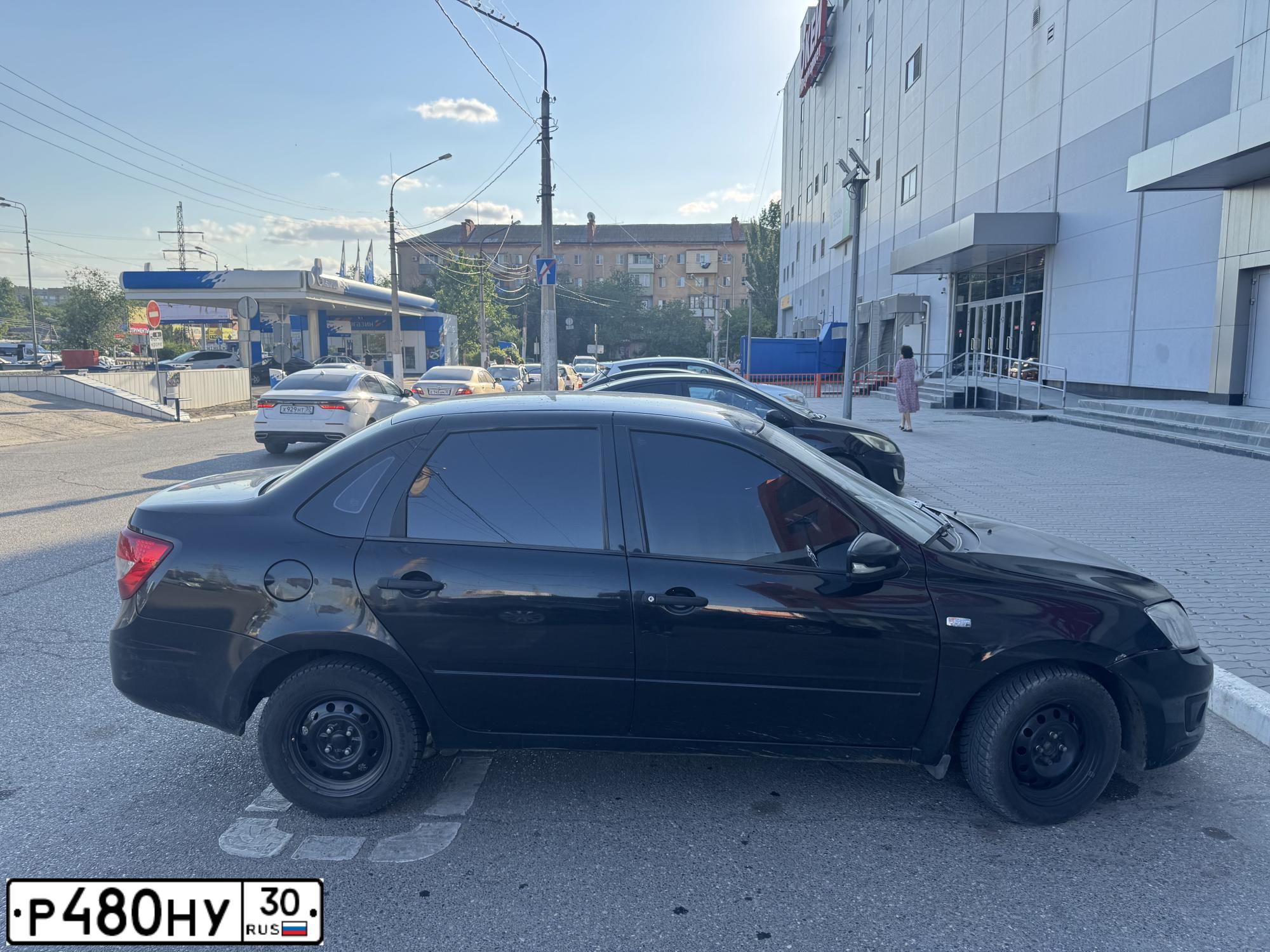 Фото автомобиля LADA 2190 GRANTA, 2013 — госномер Р480НУ30. Цвет: ЧЕРНЫЙ