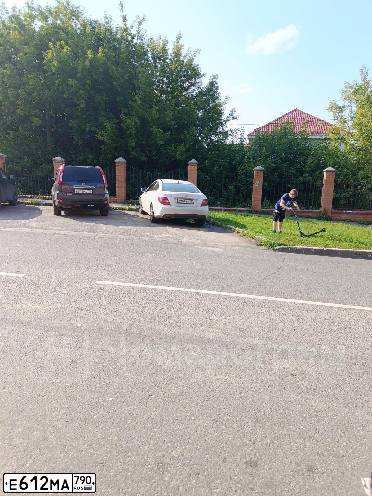 Фото автомобиля NISSAN X-TRAIL, 2011 — госномер Е612МА790. Цвет: СЕРО-СИРЕНЕВЫЙ