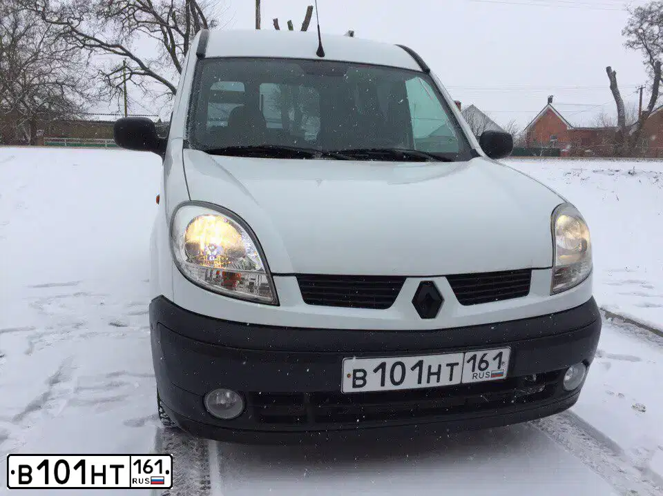 Фото автомобиля RENAULT KANGOO, 2004 — госномер К060УМ82. Цвет: Белый