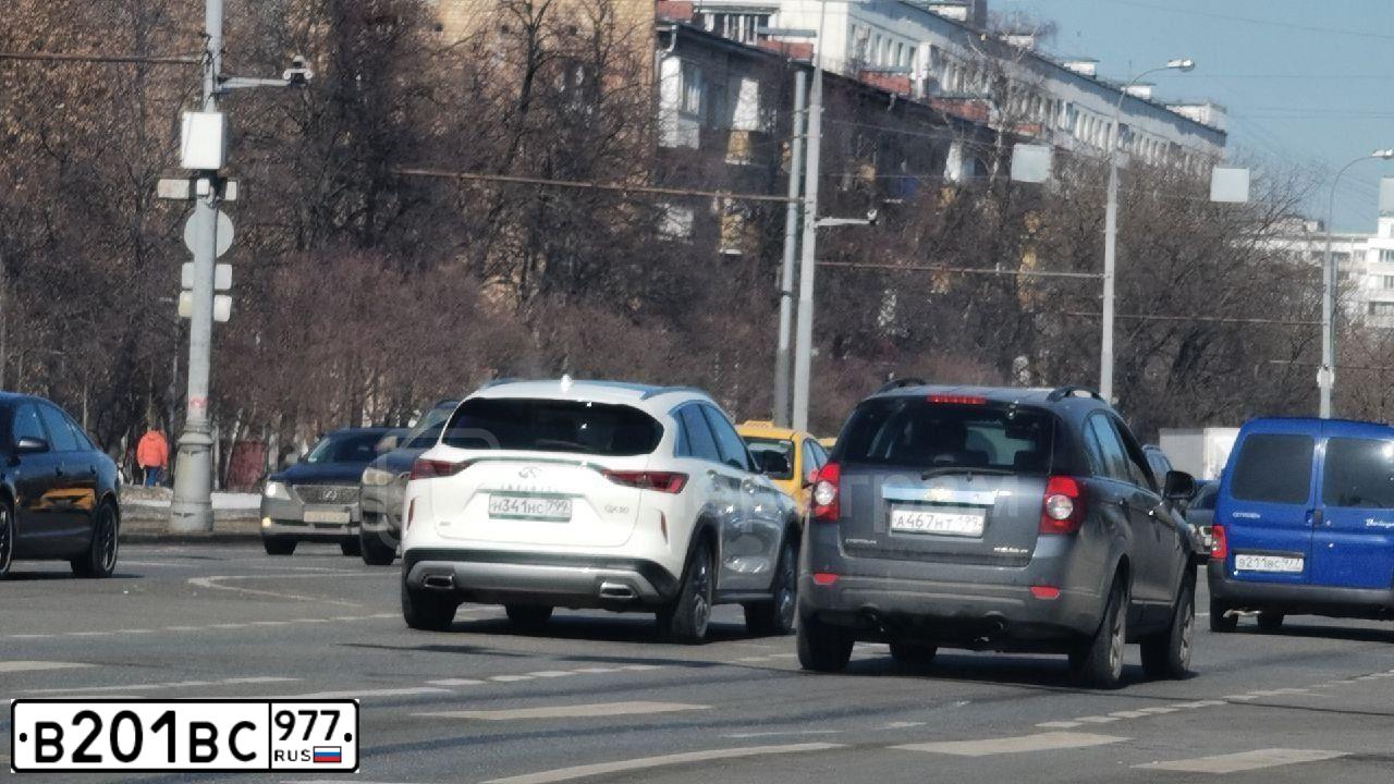 Фото автомобиля HYUNDAI SANTA FE, 2017 — госномер В201ВС977. Цвет: Темный шампань