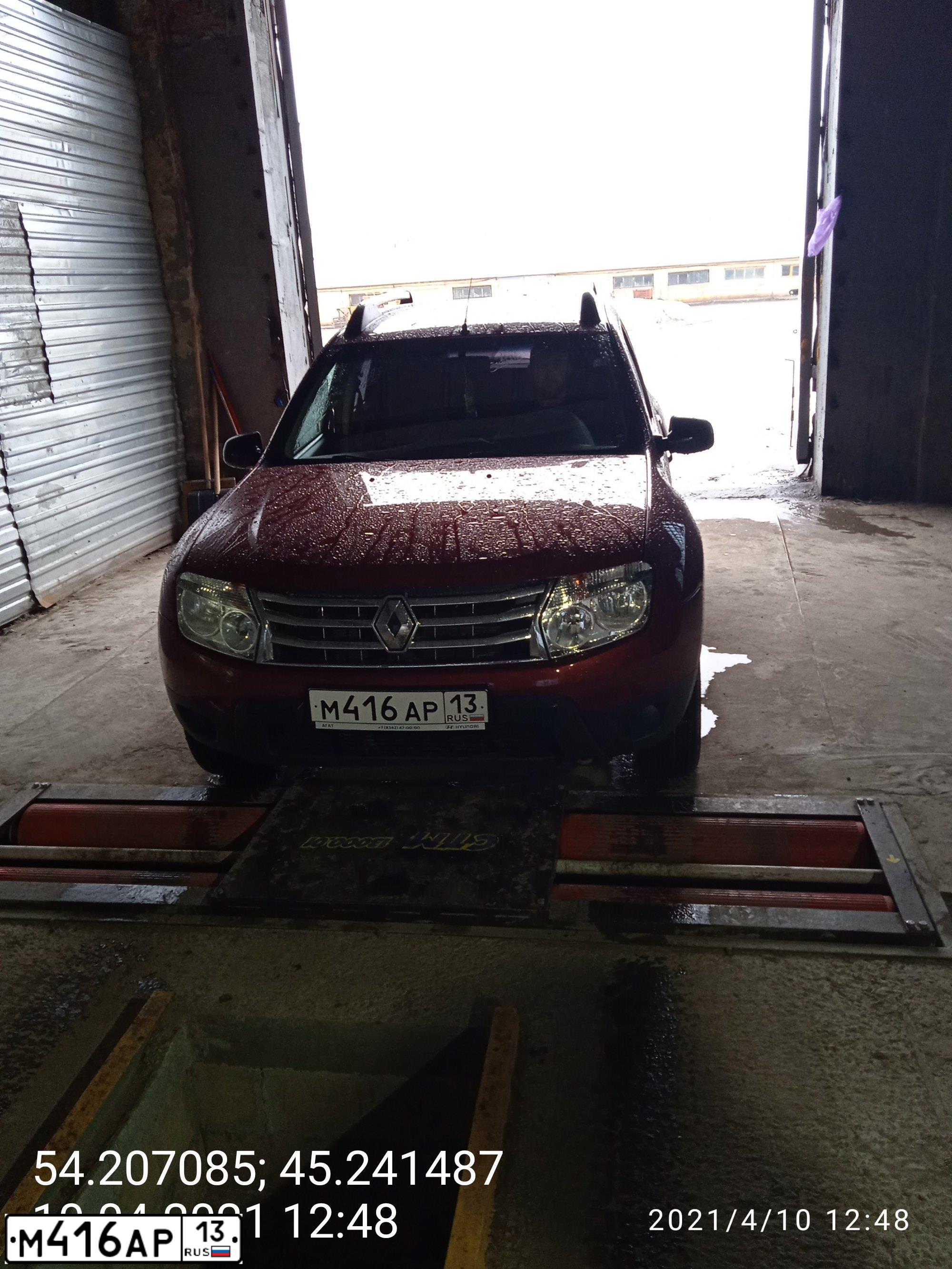 Фото автомобиля RENAULT DUSTER, 2013 — госномер М416АР13. Цвет: Красный