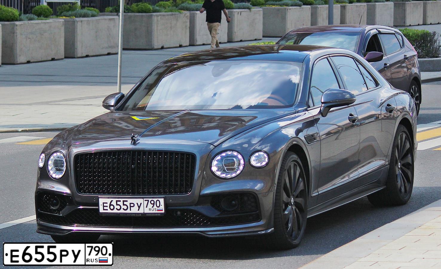 Фото автомобиля BENTLEY FLYING SPUR, 2021 — госномер С013СС199. Цвет: СЕРЫЙ